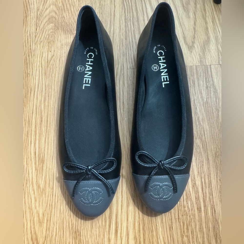 Chanel Ballet Flats in Black - Picture 2 of 14